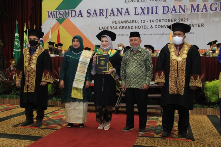 Unilak Pekanbaru Wisuda 862 Orang S1 dan S2