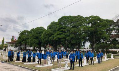 Peringati Hari Pahlawan, BEM UIR Ziarah ke TMP Kusuma Dharma Pekanbaru