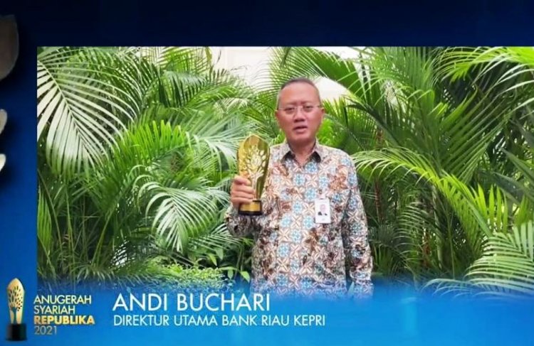 Dirut Bank Riau Kepri Terima Penghargaan Anugerah Syariah Republika 2021