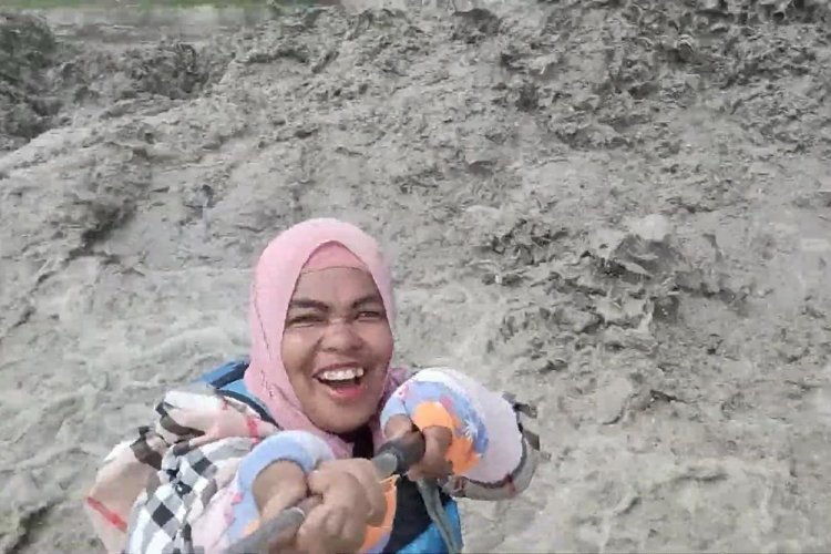 Video Viral Emak-emak Menantang Ombak Bono di Pelalawan
