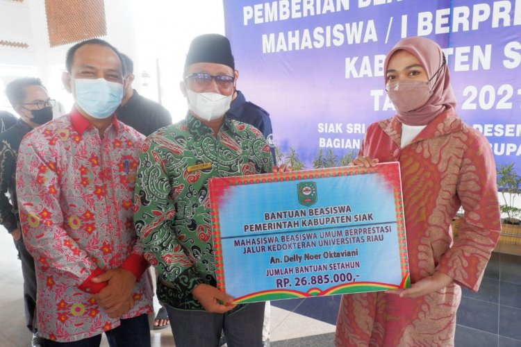 Pemkab Siak Salurkan Beasiswa Berprestasi Kepada 3.759 Siswa dan Mahasiswa