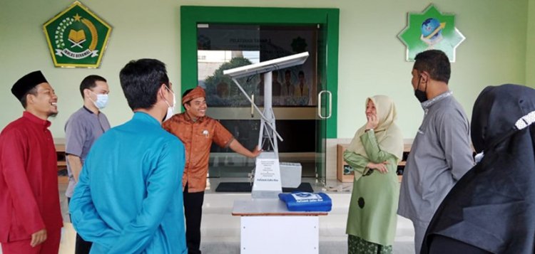 Ada Stasiun Pengisi Baterai Smartphone Berbasis Energi Terbarukan di MAN 2 Pekanbaru