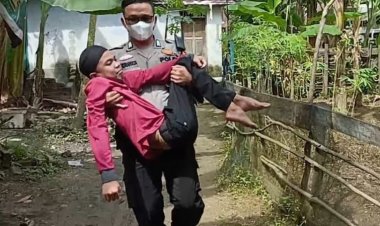 Bripka Ripal Indrawarta Gendong Remaja Lumpuh Berobat ke Rumah Sakit dan Belikan Kursi Roda