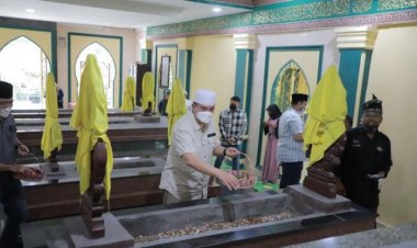 Kapolda Riau Irjen Pol M Iqbal Ziarah ke Makam Pendiri Kota Pekanbaru