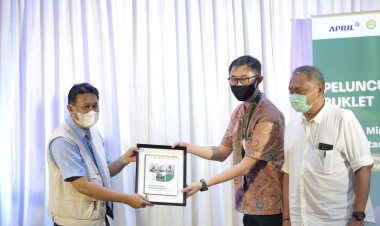 Rektor Unri Aras Mulyadi Luncurkan Buklet Menulis Mimpi Membentang Asa
