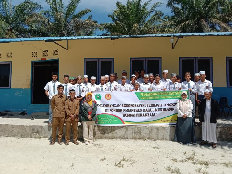 Fakultas Kehutanan Unilak Berikan Bibit Pohon untuk Ponpes Darul Muklishin