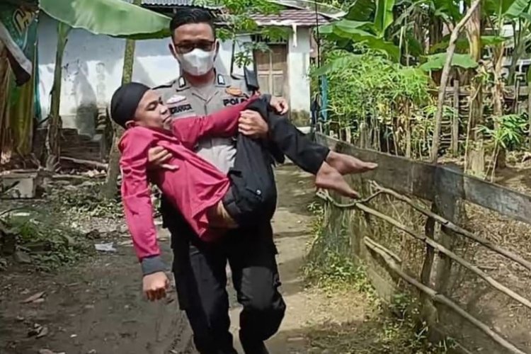 Bripka Ripal Indrawarta Gendong Remaja Lumpuh Berobat ke Rumah Sakit dan Belikan Kursi Roda
