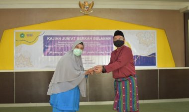 Rektor Unilak Lepas Titin Sundari yang Masuki Purna Tugas Setelah 36 Tahun Mengabdi