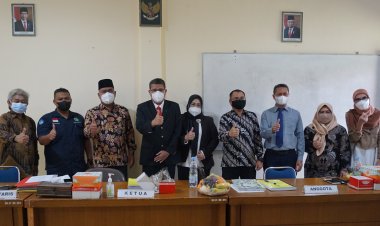 Ketua IDI Riau Zul Asdi dan Istri Raih Gelar Magister di Pascasarjana Unilak