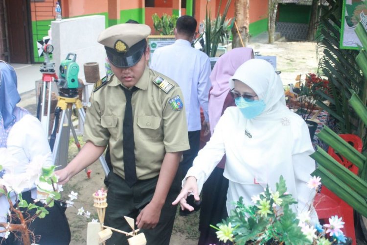 Kadispersip Riau Mimi Yuliani Nazir Hadirkan Jelita Riau di SMKN 1 Tualang