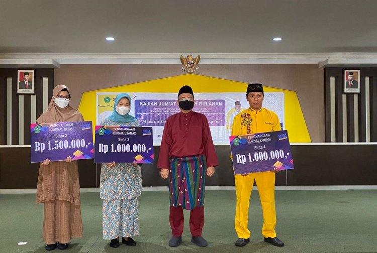 Rektor Unilak Berikan Penghargaan Kepada Chief Editor Jurnal Relief, Utamax dan Zonasi