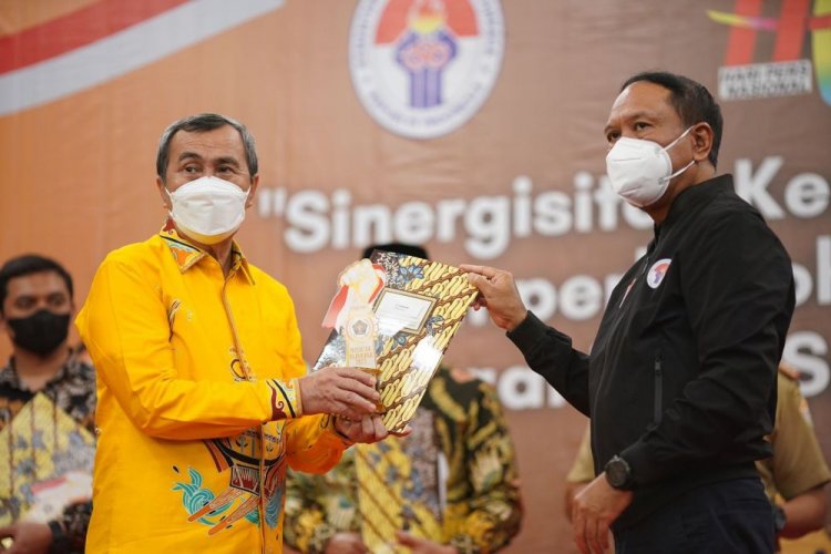 Jadi Gubernur Inisiator Olahraga Tahun 2022, Gubri Terima Penghargaan dari SIWO PWI