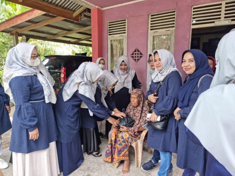 IKKD DPRD Kampar Berbagi Sembako untuk Janda