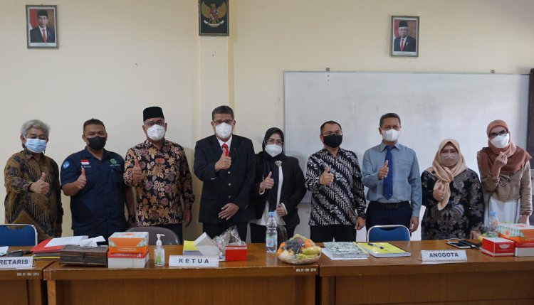 Ketua IDI Riau Zul Asdi dan Istri Raih Gelar Magister di Pascasarjana Unilak