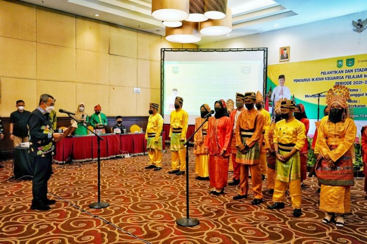 Gubri Syamsuar Lantik Ikatan Keluarga Pelajar Mahasiswa Riau Surakarta