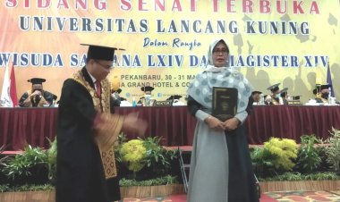 Kisah Wisuda yang Mengharukan, Sang Bibi Gantikan Keponakan Saat Wisuda Unilak