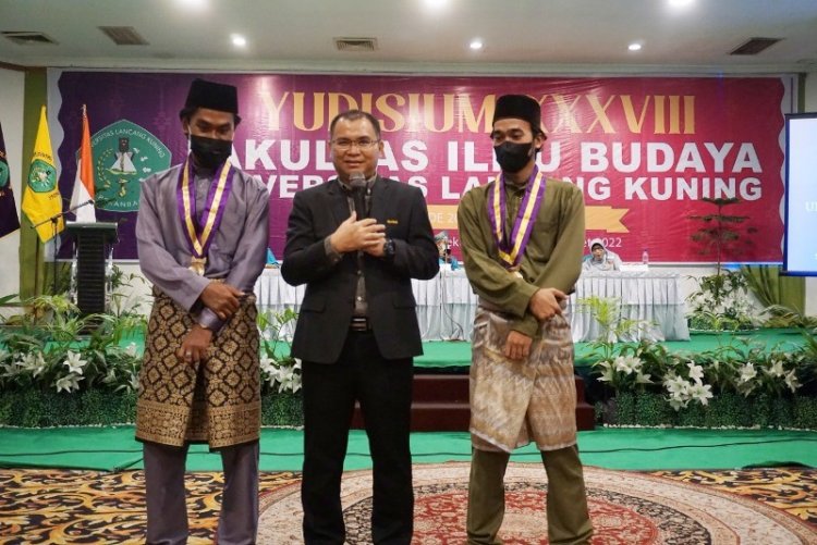 Dua Warga Negara Thailand Jadi Sarjana FIB Unilak, Rektor Tawarkan Beasiswa Untuk Anak-Anak Pattani