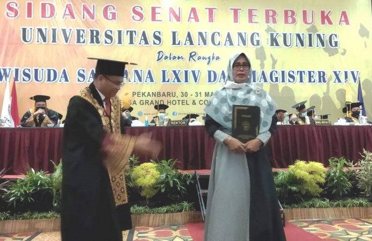 Kisah Wisuda yang Mengharukan, Sang Bibi Gantikan Keponakan Saat Wisuda Unilak