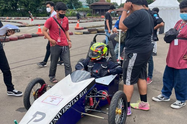 Tampilkan Mobil Formula Eletrik Narasinga, Tim Parameswara Unri Juara II IIMS FRESC 2022