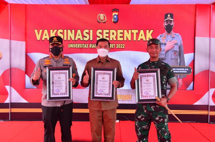 Capaian Vaksinasi Pekanbaru Tertinggi di Provinsi Riau, Walikota Raih Penghargaan Wakapolri