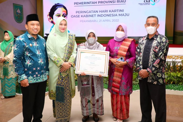 Dedikasikan Diri Sebagai Penggiat Sosial Budaya, Chairani Warga Tualang Diganjar Penghargaan oleh Iriana Jokowi di Hari Kartini