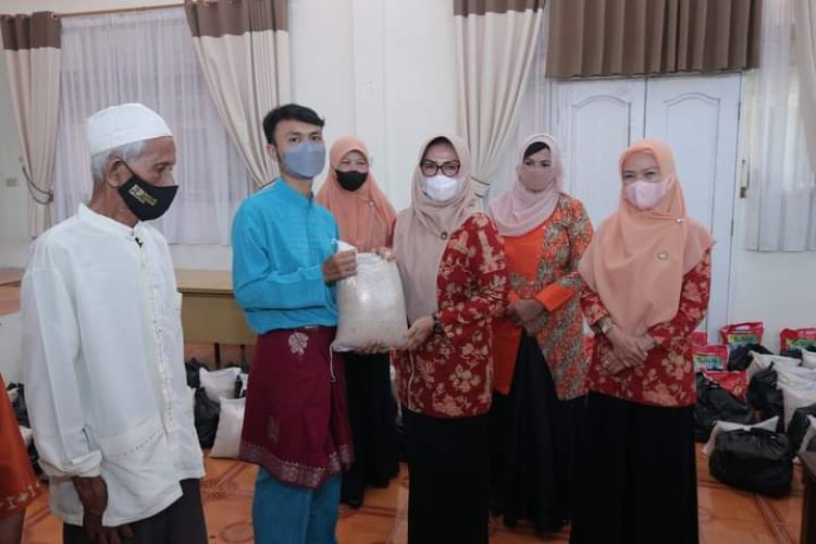DWP Siak Salurkan 75 Paket Sembako Untuk ASN dan Honorer