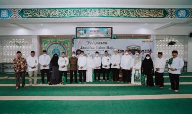 Rektor Universitas Islam Riau Lepas 10 Calon Jamaah Haji
