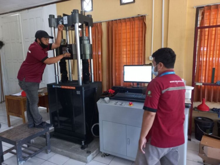 Labor Teknik Mesin UIR Miliki Universal Testing Machine dengan Kapasitas Terbesar