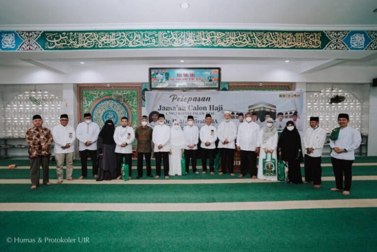 Rektor Universitas Islam Riau Lepas 10 Calon Jamaah Haji