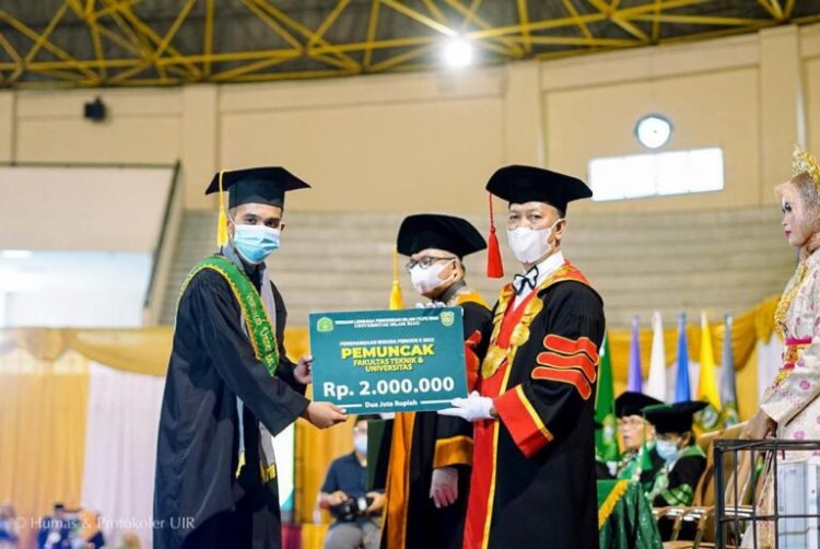 Wisuda Periode II Tahun 2022 Universitas Islam Riau, Furizal Raih IPK 3,97