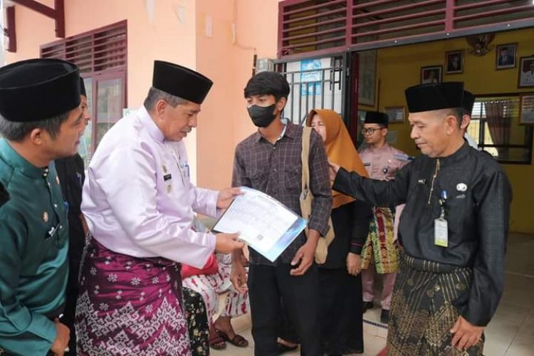 Bujang Kampung di Mengkapan, Pelayanan Publik Dalam Genggaman