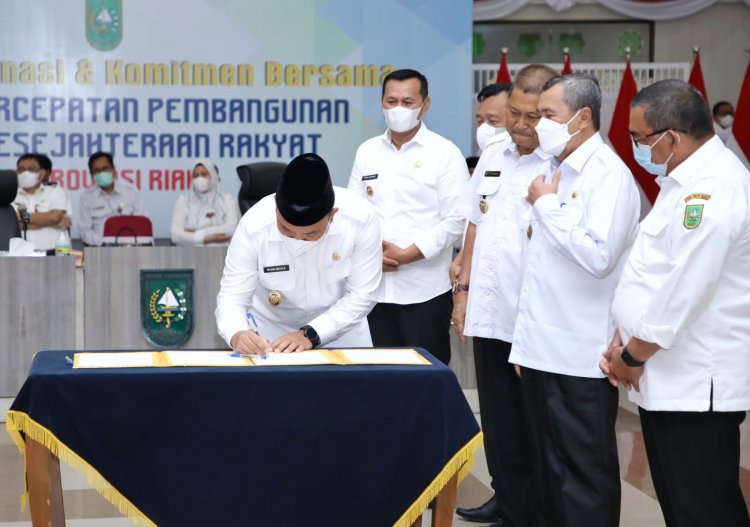 Pemkab Siak dan Pemprov Riau Teken Komitmen Bersama Percepatan Angka Kemiskinan Ekstrem