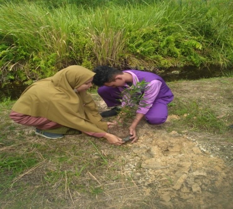 Pengabdian di SMA Islam An Naas Pekanbaru Dosen Fahutan Unilak Berikan Bibit Pohon