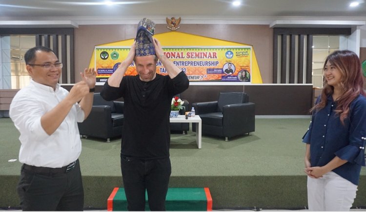Unilak Pekanbaru Undang CEO Founders LIVE Nick Hughes Lahirkan Wirausaha Muda Bagi Mahasiswa