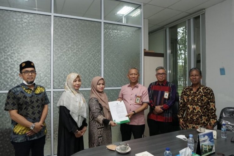 Rektor Universitas Islam Riau Serahkan SK Plt Dekan FKIP kepada Dr Miranti Eka Putri