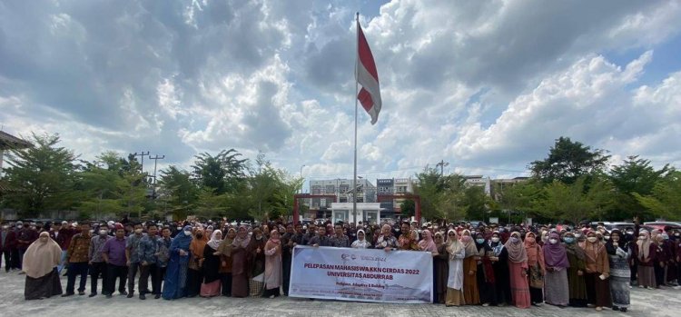 Rektor Universitas Abdurrab Lepas 438 Mahasiswa KKN Cerdas 2022