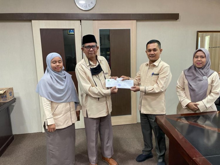 Wakil Rektor II Unilak Berikan Apresiasi dan Penghargaan Kepada Pegawai Pensiun