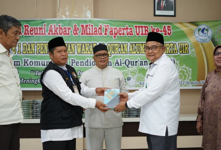 IKA Faperta UIR Berikan Wakaf 483 Al Quran