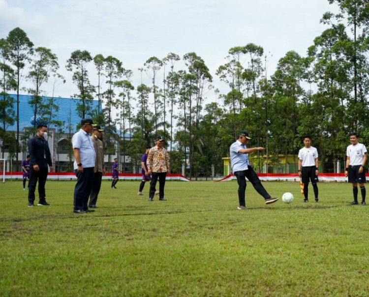 Rektor UIR Buka Turnamen Sepak Bola Antar Mahasiswa