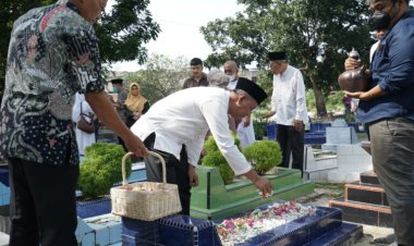 Milad Ke-60 UIR, Rektor dan Pimpinan Ziarah ke Makam Pendiri Universitas Islam Riau