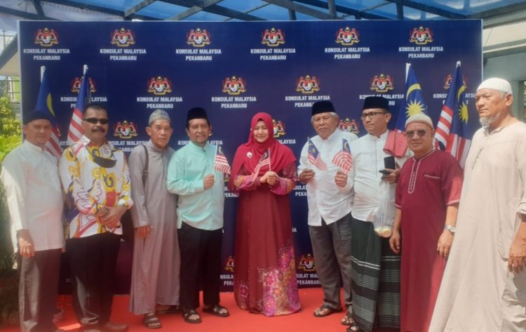 Sempena Peringatan 65 Tahun Kemerdekaan Malaysia, Rektor Umri Kunjungi Konsulat Malaysia