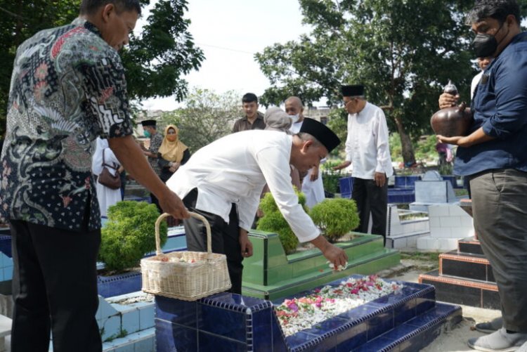 Milad Ke-60 UIR, Rektor dan Pimpinan Ziarah ke Makam Pendiri Universitas Islam Riau