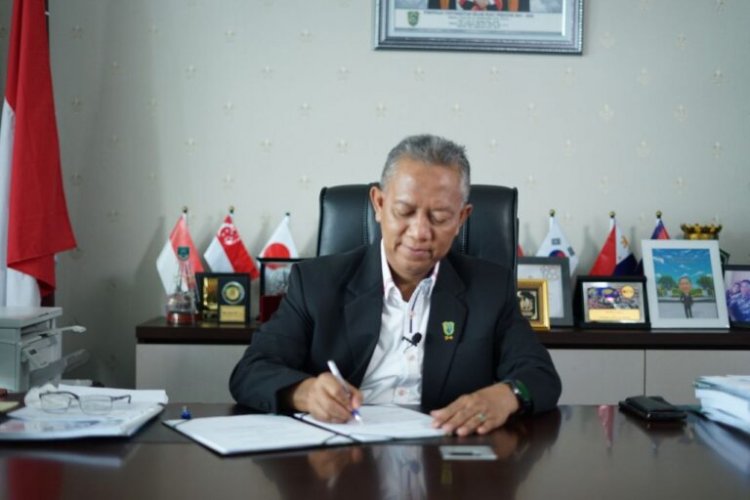 Haornas ke-39, Rektor UIR Raih Penghargaan Pembina Olahraga Berprestasi dari Gubernur Riau