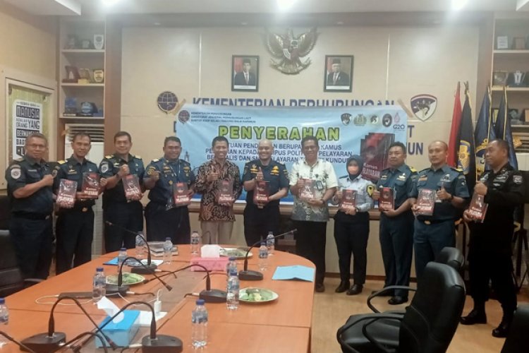 Polbeng Terima Hibah Buku Kamus Pelayaran dari KSOP Kelas I Tanjung Balai Karimun