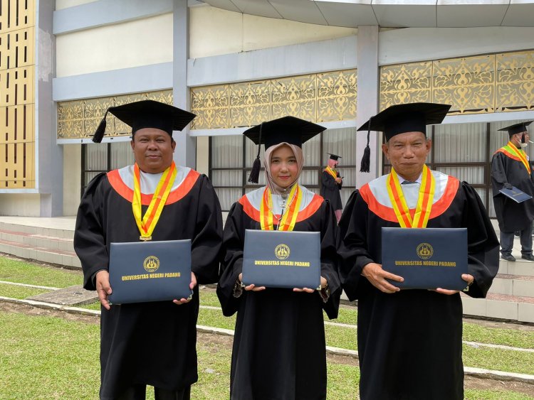 Wakil Rektor I Unilak Zamzami Wisuda Program Doktor Universitas Negeri Padang