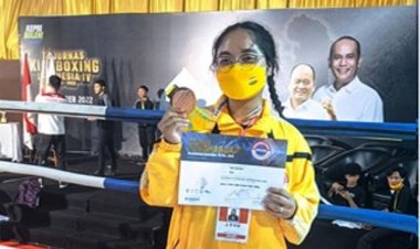 Dian Kharima Mahasiswa Polbeng Raih Medali di Kejurnas Kick Boxing Batam