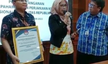 Rektor Unilak Raih Penghargaan dari Komnas Disabilitas RI