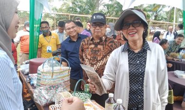 Tinjau Program Bank Sampah, Rektor UGM Prof Ova Emillia Kunjungi Unilak