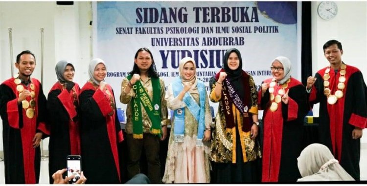 111 Mahasiswa Fakultas Psikosospol Universitas Abdurrab Ikuti Yudisium