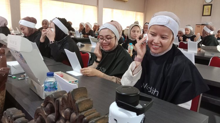 Unilak dan Wardah Latih Pegawai Tampil Cantik Menuju Pelayanan Prima Tenaga Kependidikan